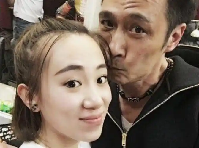 丫蛋新男友曝光,家里是有矿的土豪老板,比赵本山有钱?难怪保密