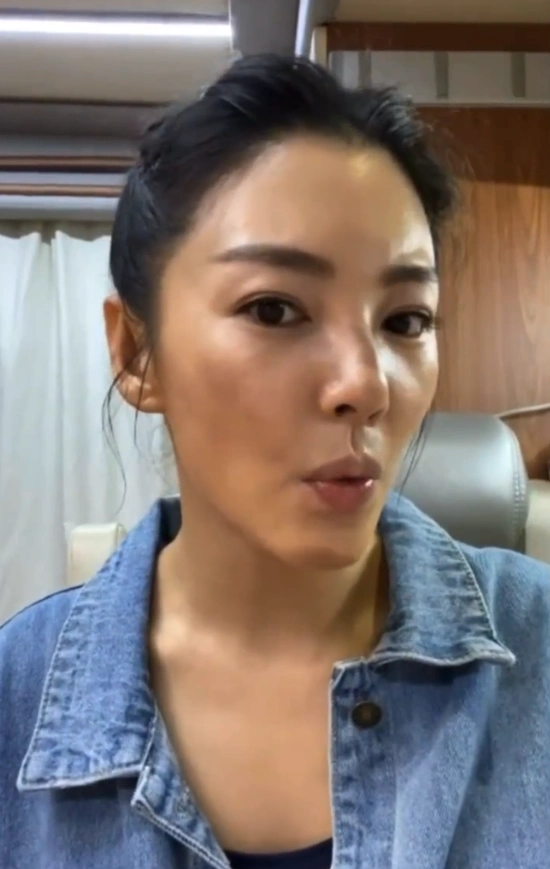 张雨绮示范"脏脏妆"前卫个性 调侃"脏雨绮上线"