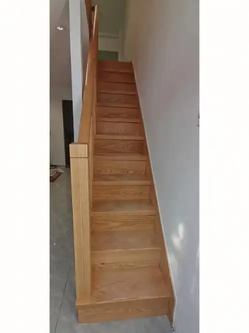 昨日完成美国红橡实木楼梯加实木扶手原木色