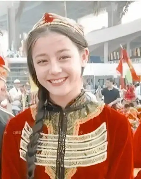 迪丽热巴 好幸运,今天捡到了我宝小时候的照片#从小美到大  - 兑趑