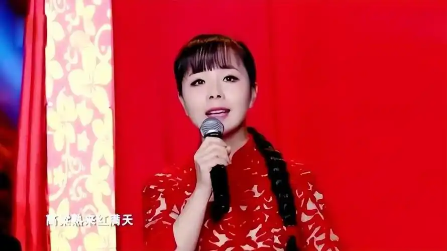 两人是一次合作歌曲认识的,王昆非常欣赏王二妮的嗓音,也喜欢她的质朴