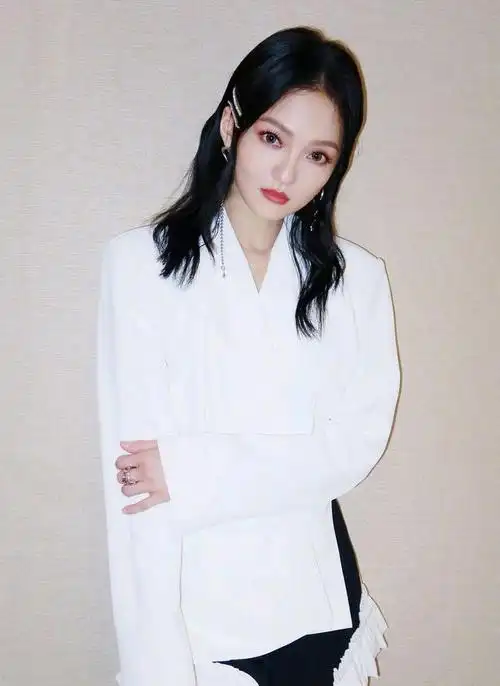 端庄秀气的张韶涵
