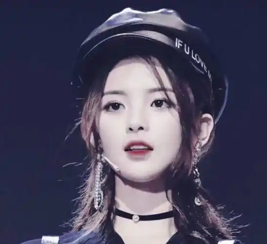 原创杨超越从餐厅服务员到女偶像让多少二代们把不服气咽回了肚子