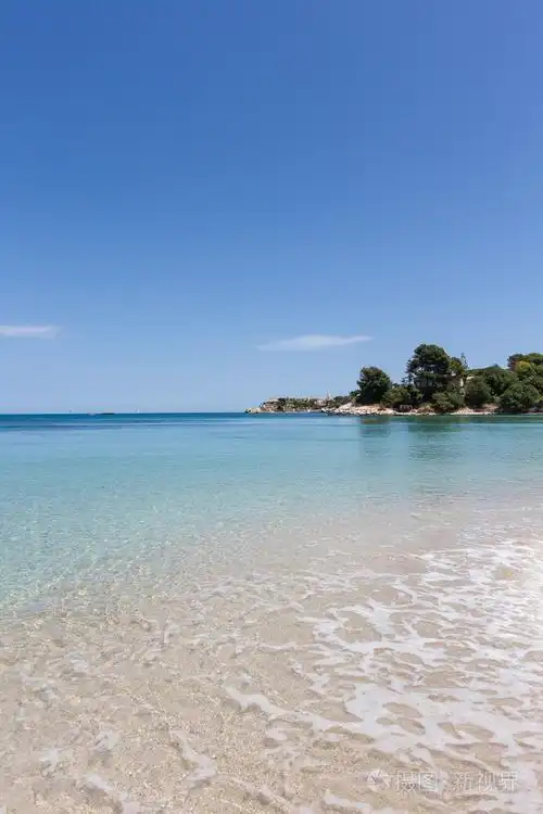 美丽的海岸上蓝色的大海