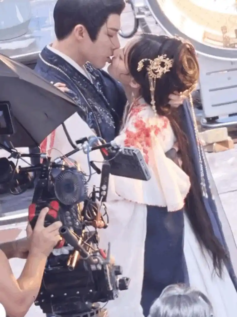 刘宇宁和李一桐吻戏花絮,身高差也太好磕了!