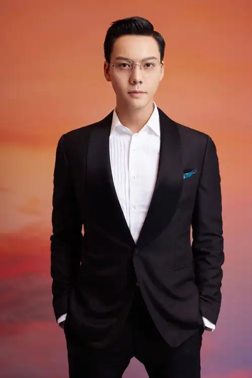 陈伟霆出席2021大湾区中秋电影音乐晚会 演唱《漫步人生路》