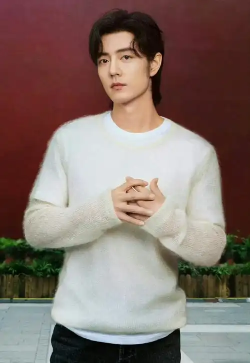 肖战冷暖反差大片#黑色禁欲系酷飒性感,斯哈斯哈毛衣阳光治愈系温暖