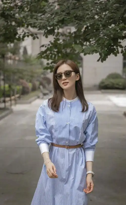 刘诗诗晒夏日街拍美照穿蓝白衬衫裙配墨镜难掩清新气质