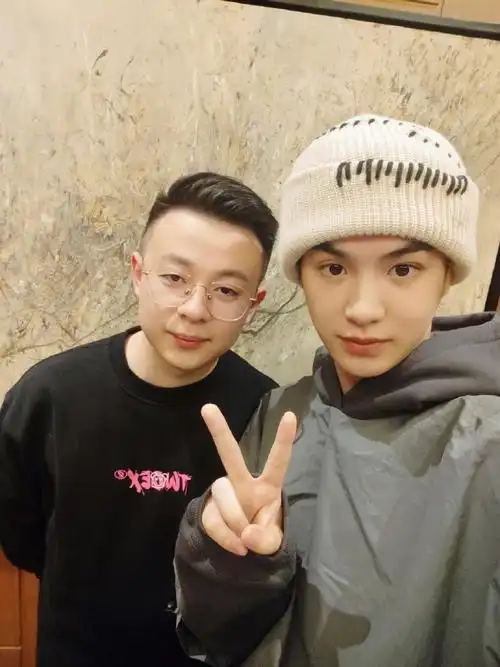 240102【高清图】1pjustin黄明昊 合照081594儒生@jjjustin0219