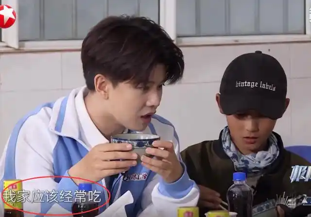 任嘉伦太暖心!别人在大吃大喝时,只有他关心贫困孩子平时的生活