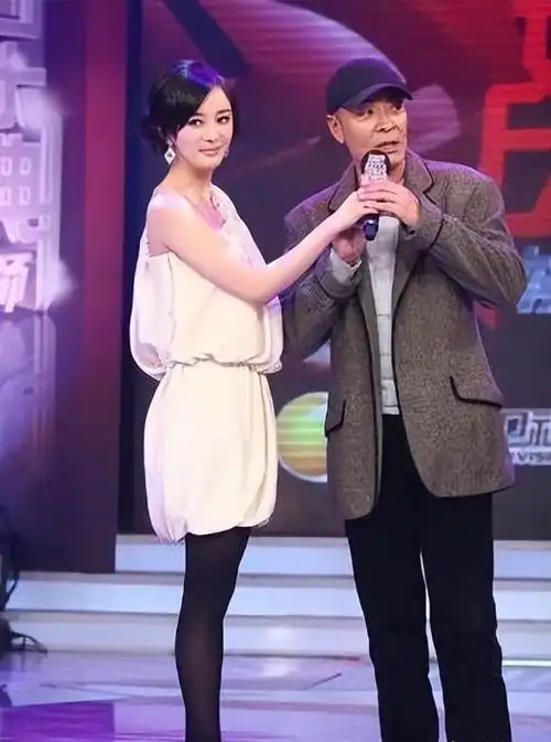 刘威抱着童年杨幂,刘德华亲谢霆锋!原来这些明星早就彼此认识?