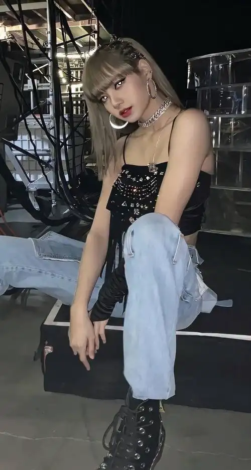 韩国人称"人间芭比"的lisa,深v漏前又漏后,火爆身材哪像23岁