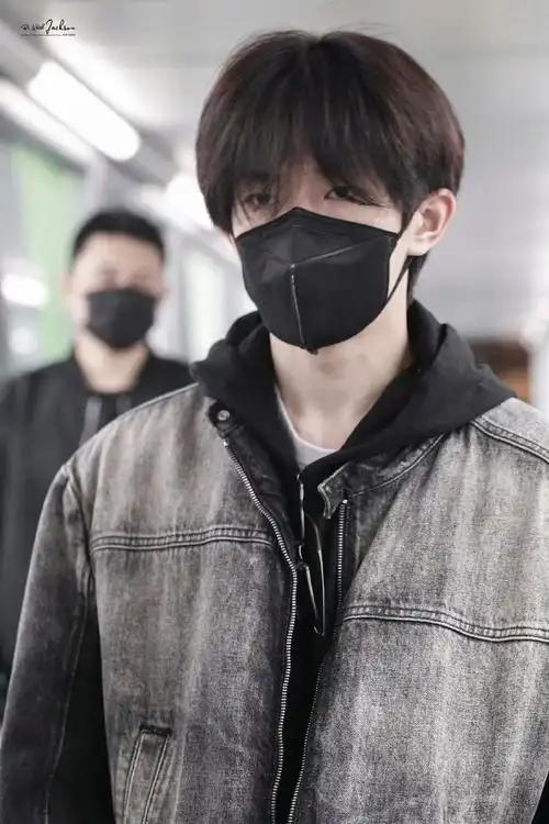 易烊千玺重庆出发路透9615  牛仔外套搭配黑色卫衣造型!