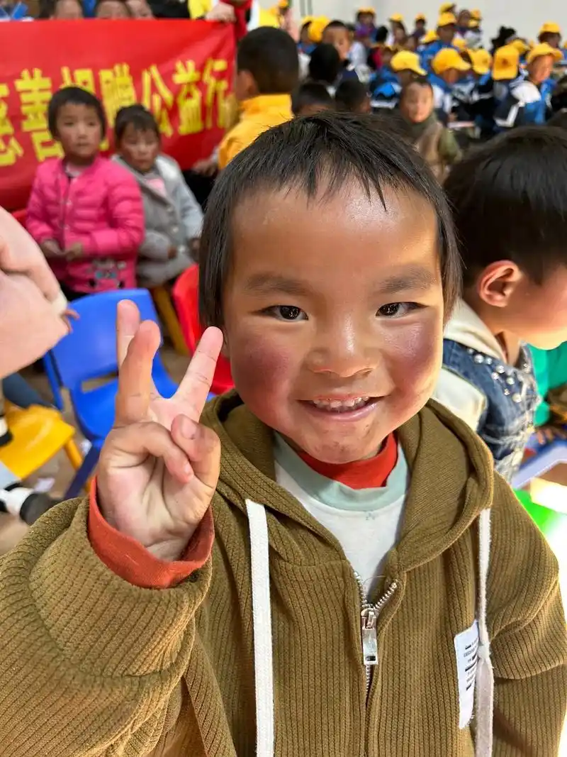 看到孩子们纯真的眼神和无邪的笑容 才知道我们能做的还太少…… - 抖