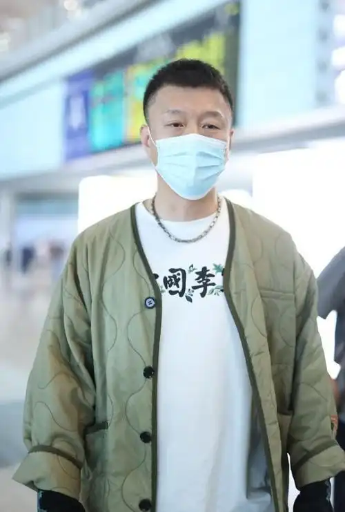 "叔圈颜王"孙红雷高调支持国货,但也不忘保暖养生,简单却干练|西装