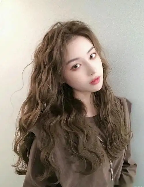 2021冬天时兴卷发增强气质也是有女人气场