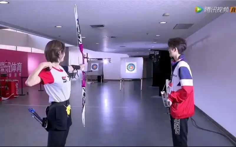 超新星运动会3硬糖少女303赵粤在热身区认真练习射箭的粤粤