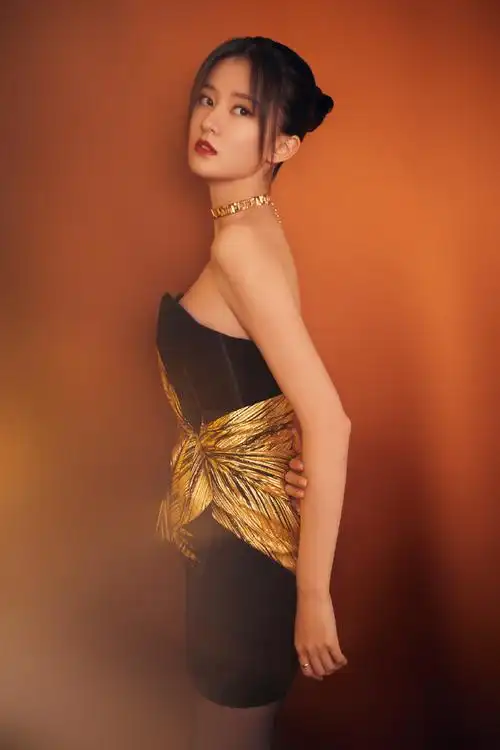 乔欣黑丝抹胸裙性感写真图片[6/9]_明星_美桌网