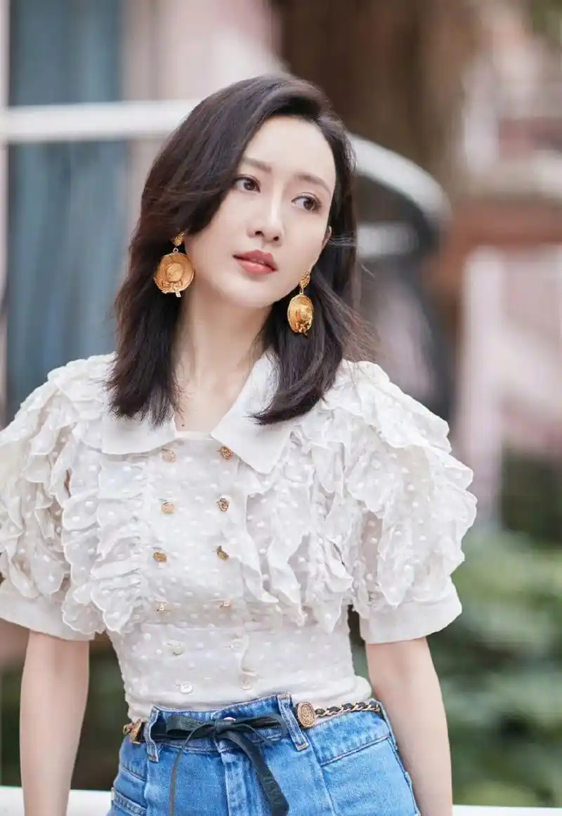 明星# #王鸥#  王鸥白色蕾丝上衣搭配蓝色牛仔裤,温柔又靓丽.