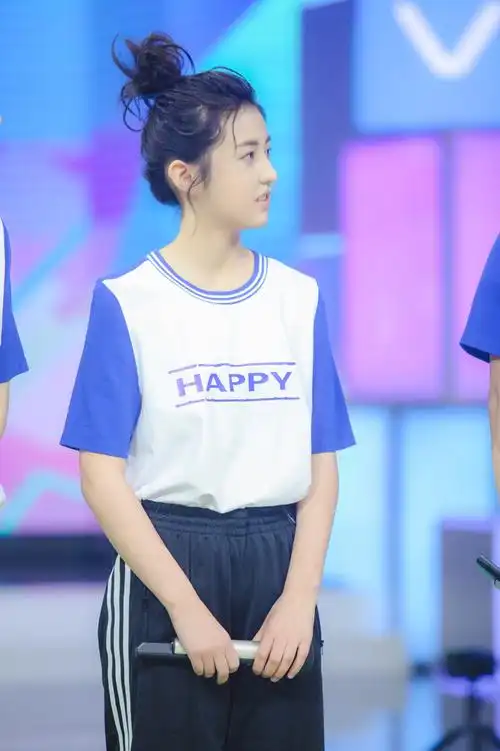 张子枫一身校园风的白色衬衫搭配蓝色百褶裙惊喜亮相.