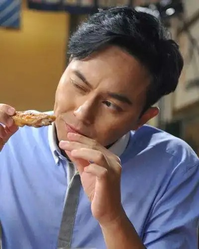 较长的斜刘海拨到一边,这款不对称的男生短发发型,也抵挡不了张智霖的