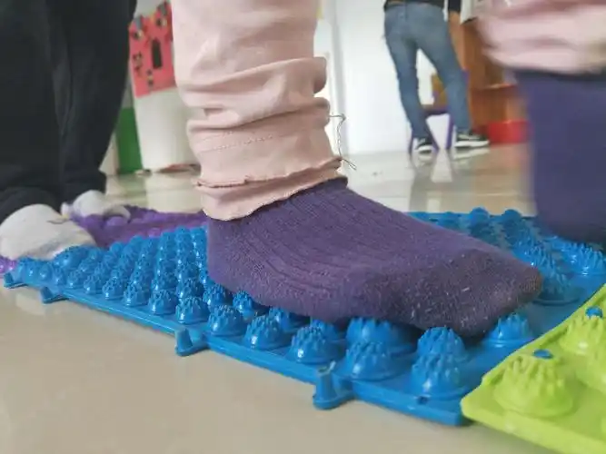 小脚丫走在凹凸不平的指压板上,有的顺利通过,有的跳起来,各种姿态