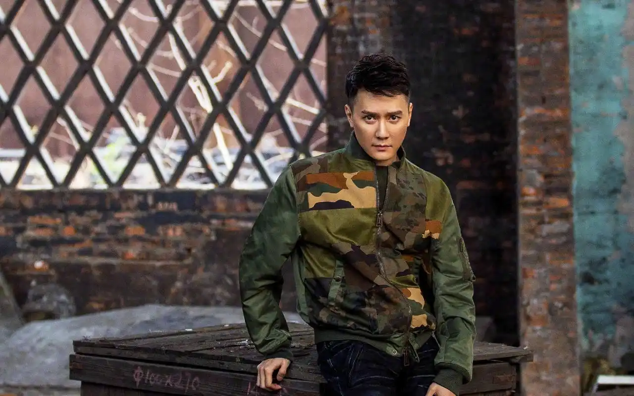 冯绍峰迷彩夹克帅气图片桌面壁纸高清大图预览1920x1200_大陆明星下载