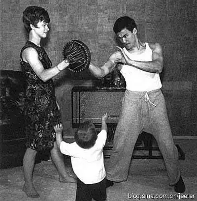 纪念李小龙诞辰72周年 珍贵结婚温馨亲子场面曝光(图)