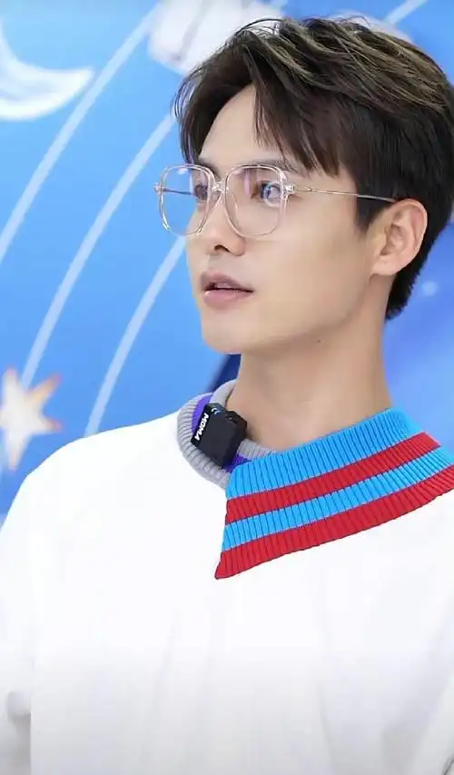 马天宇晒比耶照