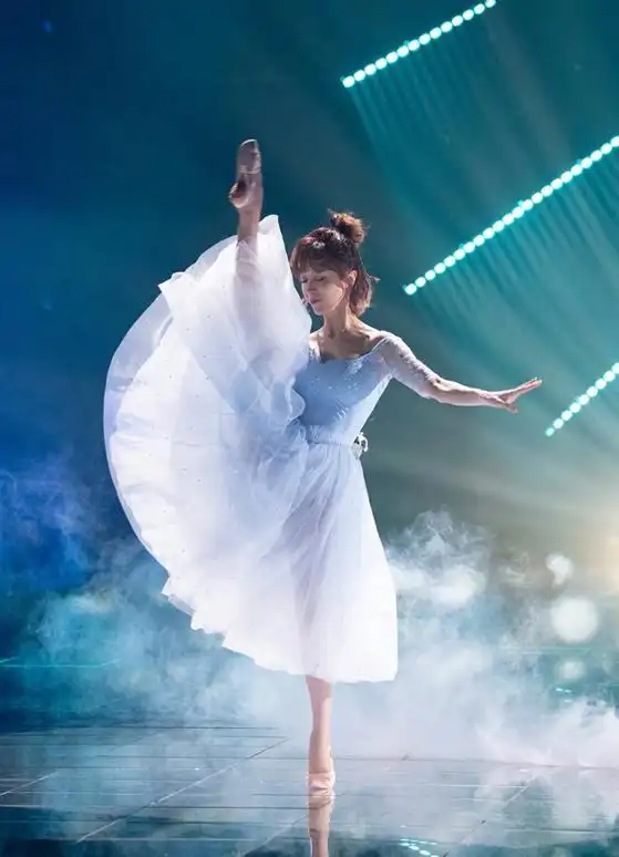 45岁金巧巧表演一字马险摔倒,自嘲闹笑话,称儿女是最好的作品