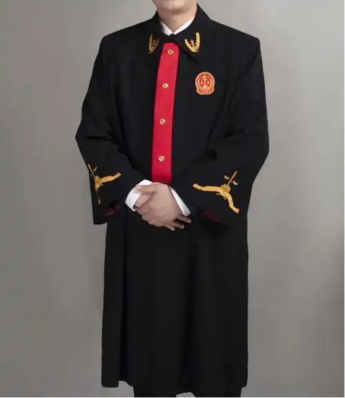 法官的制服也是常见的一类制服,包括春秋常服,风衣,夏装和法官袍等多