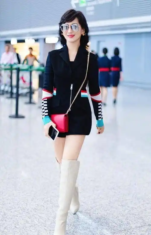 64岁赵雅芝的日常:晒机场照,卖萌,看秀,晚年生活很优雅?