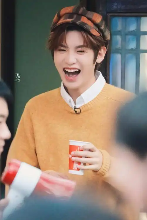 小贾弟弟黄明昊笑起来好有治愈感