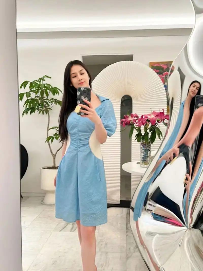 女星黄圣依,宅家纯素颜自拍,跟普通美女没啥区别吧?