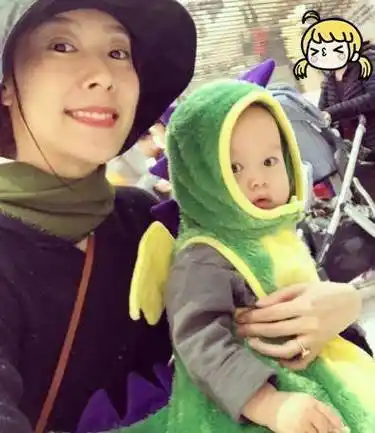 除了喜欢和于根伟合影,张雅蓓也喜欢和小朋友自拍.