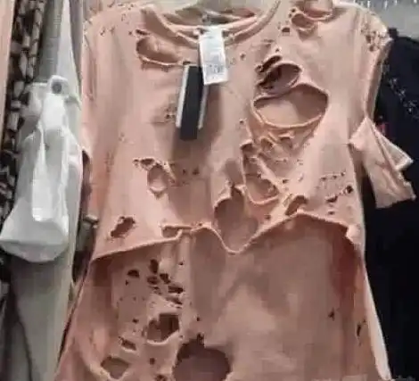 这件衣服全部都是破洞,真搞不懂女友为什么喜欢!