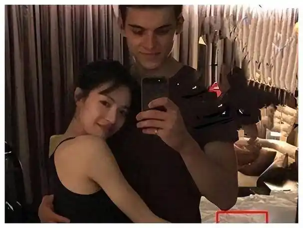 与李现分手后,钟楚曦曾谈过一个外国男模,但很快也不了了之,不过男方