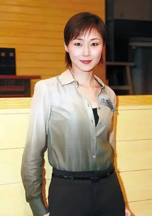 万绮雯:年轻时相貌平平,如今老了却愈发迷人_甄子丹_时间_生活