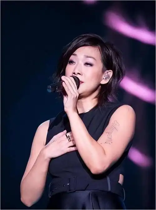 歌后林忆莲:李宗盛为她离婚,遭初恋陈辉虹抛弃,如今成人生赢家