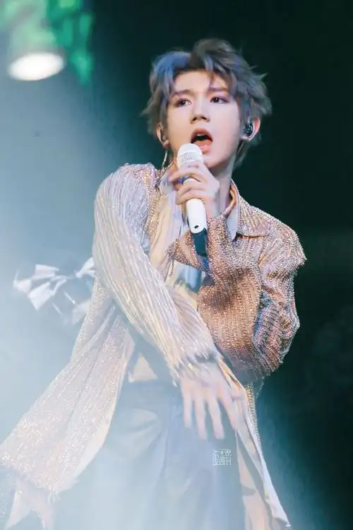 王源超话王源超话#王源客厅狂欢巡演#给提不起劲的周一一点小小的