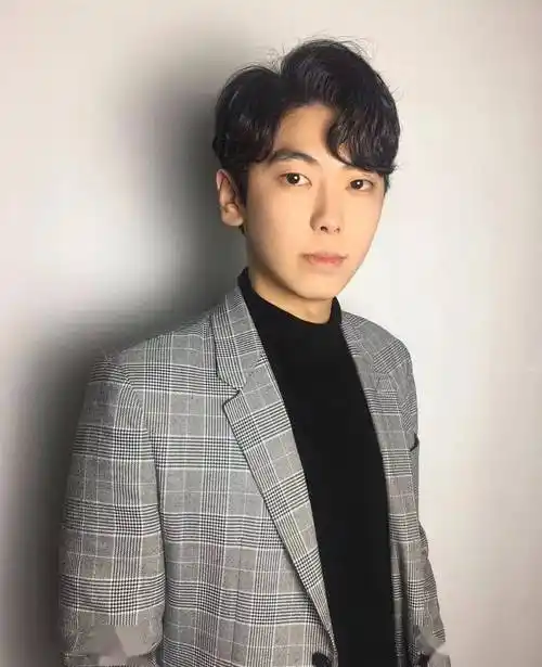 男生三七分烫发发型