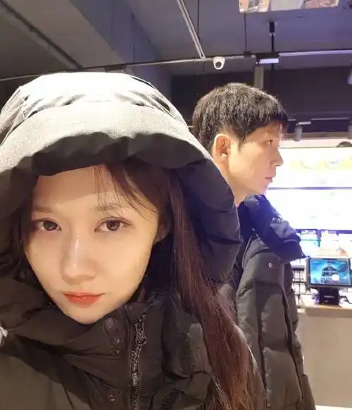 张娜拉才是"不老童颜",老气风衣穿出清纯感,38岁的人18岁的脸_造型