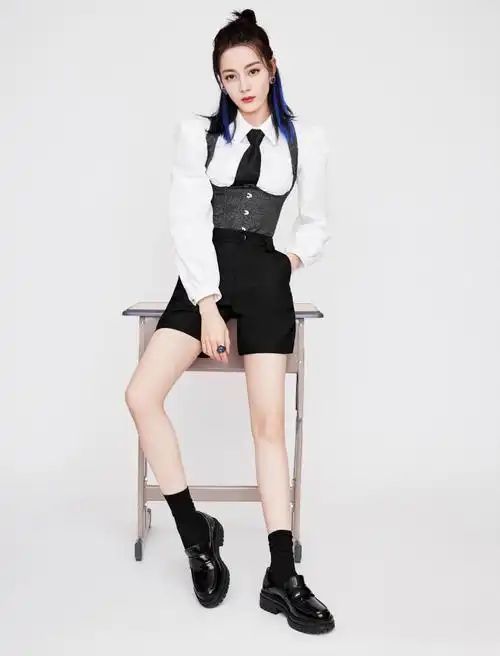 迪丽热巴学姐壁纸送上白色衬衫搭束腰背心学院风造型青春甜美