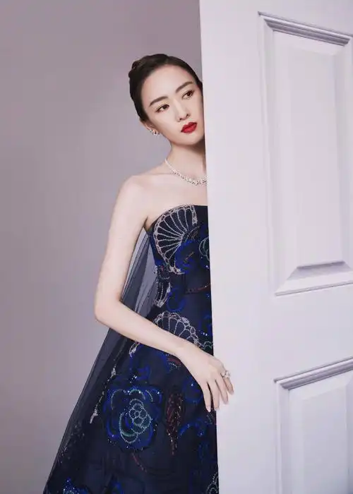 童瑶穿深蓝抹胸长裙秀直角肩烈焰红唇美艳大气