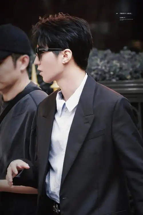 王俊凯巴黎时装周看秀造型路透##王俊凯巴黎时装周戴墨镜造型