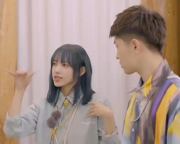 程潇为马伯骞做造型街头风又潮又酷马老师为程潇搭配的超高级