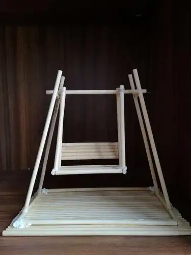 王浩宇同学使用一次性筷子做的秋千,同学们对你的作品赞不绝口老师也