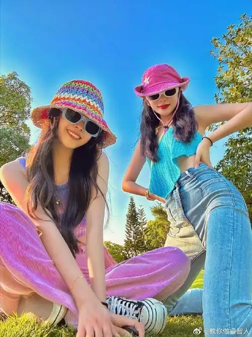 闺蜜春游拍照姿势