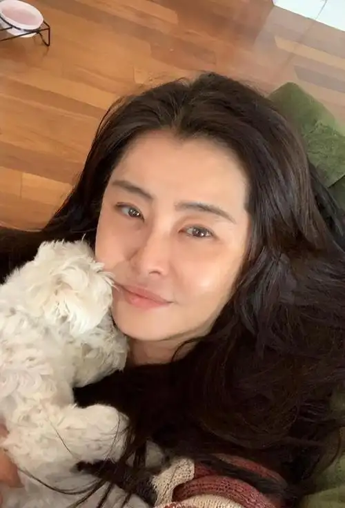 随着王祖贤素颜庆生照的曝光,娱乐圈再次掀起对这位神秘女神的关注.