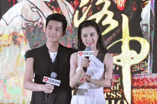 李依晓杨洋姐弟恋不避嫌.